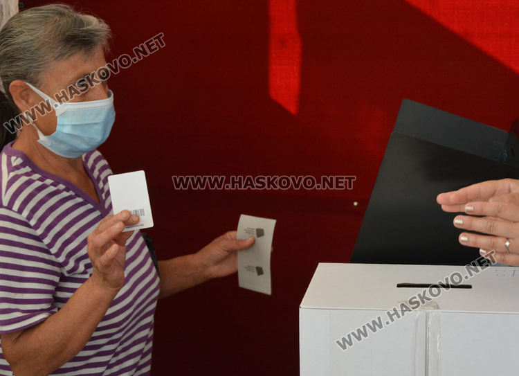 Слаба активност на изборите в Жълти бряг и Сърница, гласуването предимно с машина