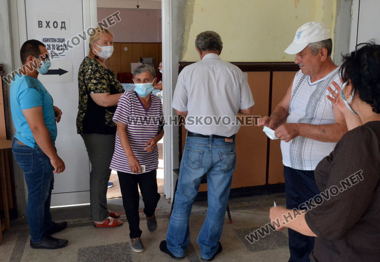 Слаба активност на изборите в Жълти бряг и Сърница, гласуването предимно с машина