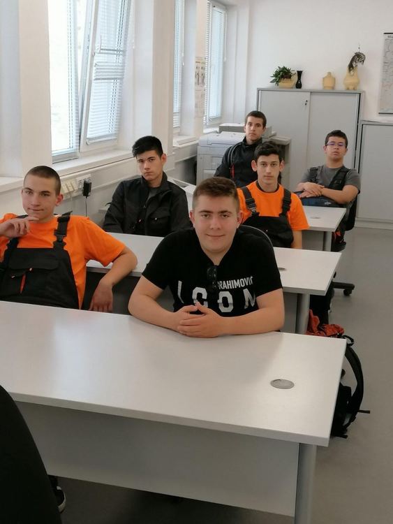 Ученици от ПГТТ провеждат пробен стаж в електроразпределителното предприятие в Смолян