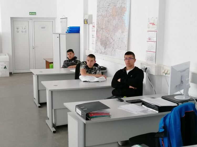Ученици от ПГТТ провеждат пробен стаж в електроразпределителното предприятие в Смолян