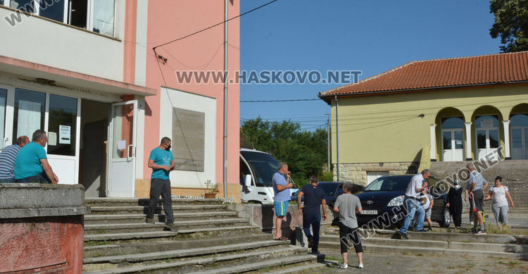 Слаба активност на изборите в Жълти бряг и Сърница, гласуването предимно с машина