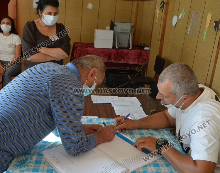 Слаба активност на изборите в Жълти бряг и Сърница, гласуването предимно с машина