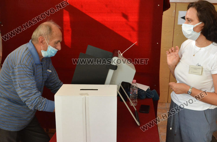 Слаба активност на изборите в Жълти бряг и Сърница, гласуването предимно с машина