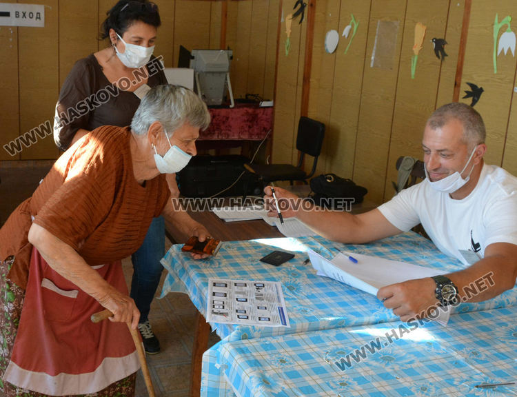 Слаба активност на изборите в Жълти бряг и Сърница, гласуването предимно с машина
