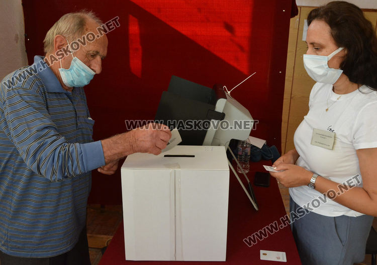 Слаба активност на изборите в Жълти бряг и Сърница, гласуването предимно с машина