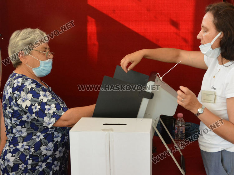 Слаба активност на изборите в Жълти бряг и Сърница, гласуването предимно с машина