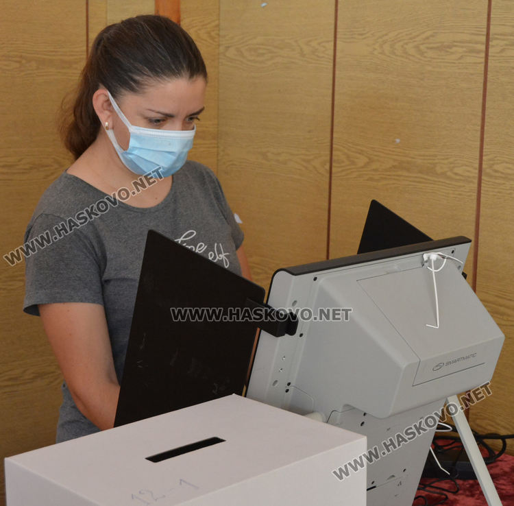 Слаба активност на изборите в Жълти бряг и Сърница, гласуването предимно с машина