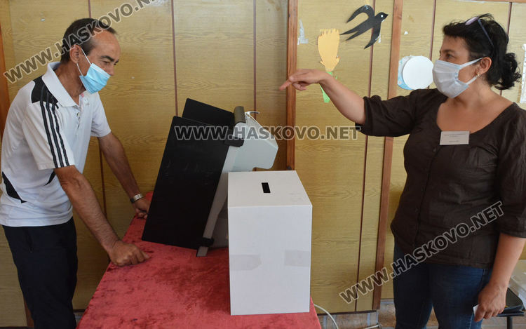 Слаба активност на изборите в Жълти бряг и Сърница, гласуването предимно с машина