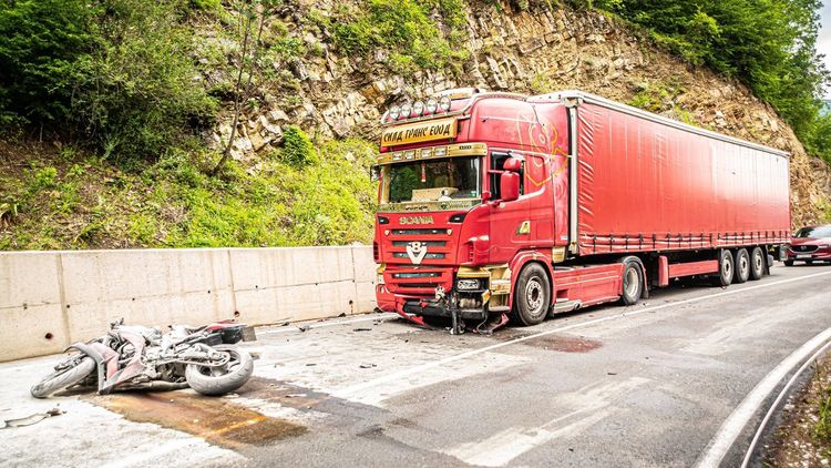 Рокер е потрошен след челен удар в тир по пътя Кричим-Девин