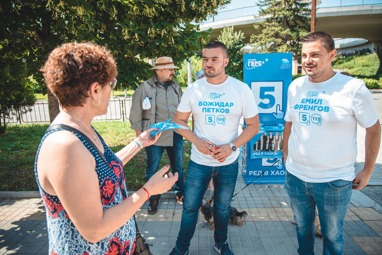 Кандидат-депутатите от ГЕРБ Божидар Петков и Емил Френгов се срещат очи в очи с димитровградчани