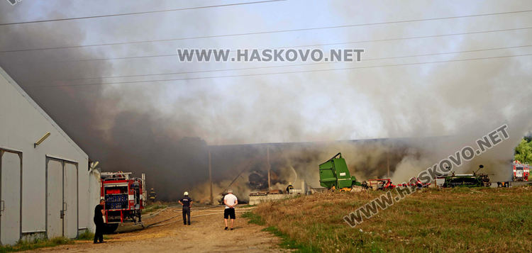 Късо съединение в трактора е довело до пожара в стопанския двор