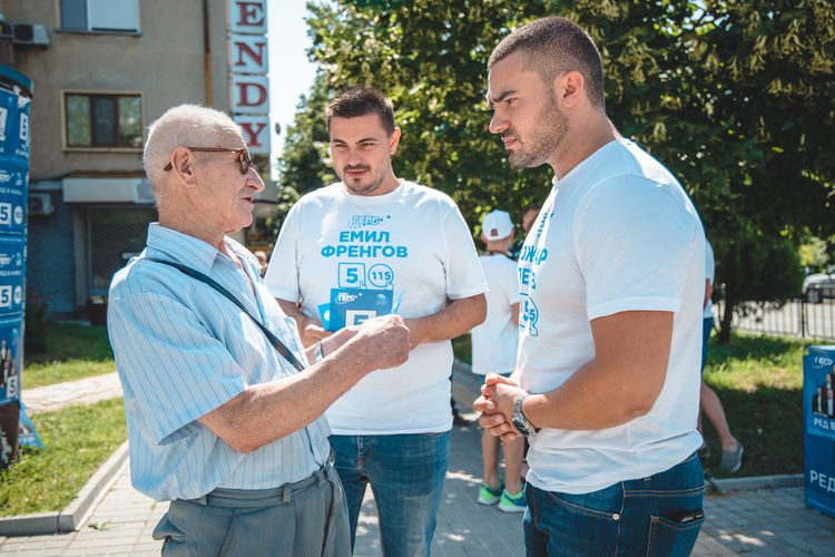 Кандидат-депутатите от ГЕРБ Божидар Петков и Емил Френгов се срещат очи в очи с димитровградчани