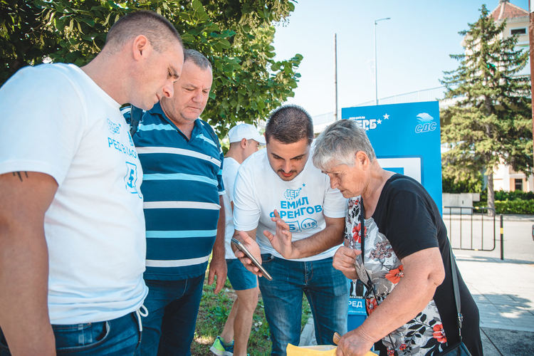 Кандидат-депутатите от ГЕРБ Божидар Петков и Емил Френгов се срещат очи в очи с димитровградчани