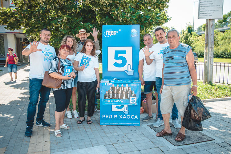 Кандидат-депутатите от ГЕРБ Божидар Петков и Емил Френгов се срещат очи в очи с димитровградчани