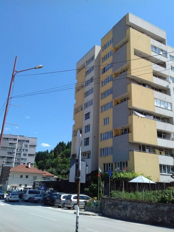 Млада жена загина в Девин след като скочи от  десетия етаж 