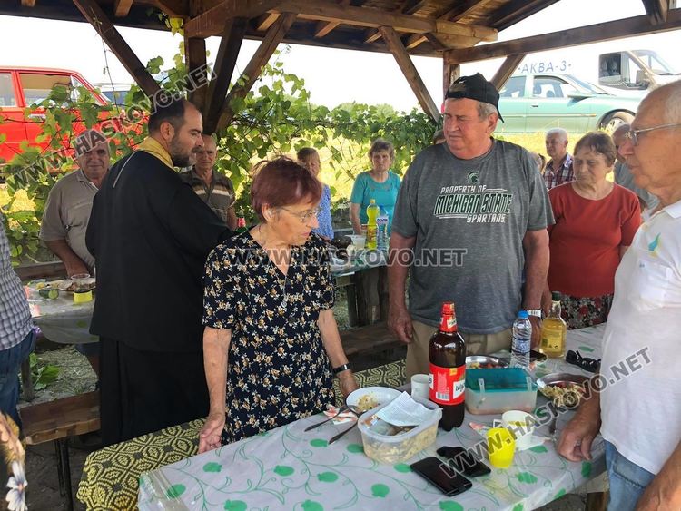 Тържествен водосвет и курбан на Петровден до параклиса край Конуш