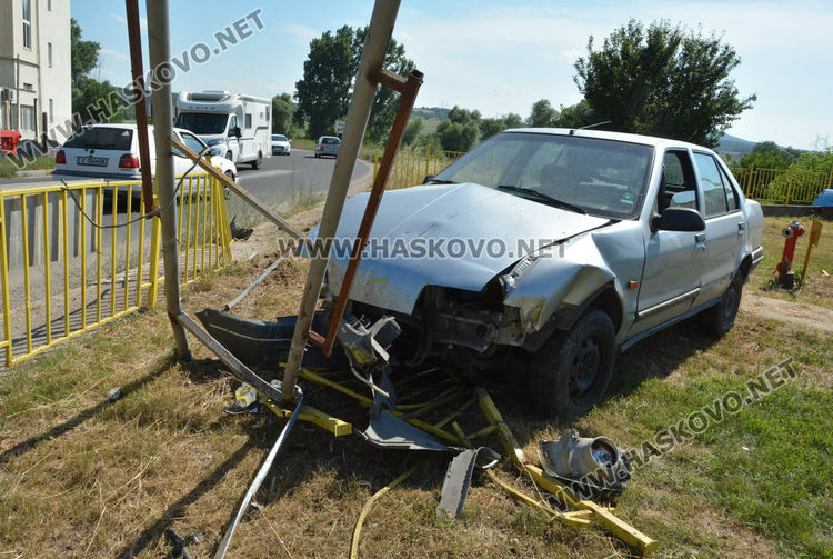 Хасковлия с Рено разби оградата на бензиностанция, Нисан изхвърча в канавка