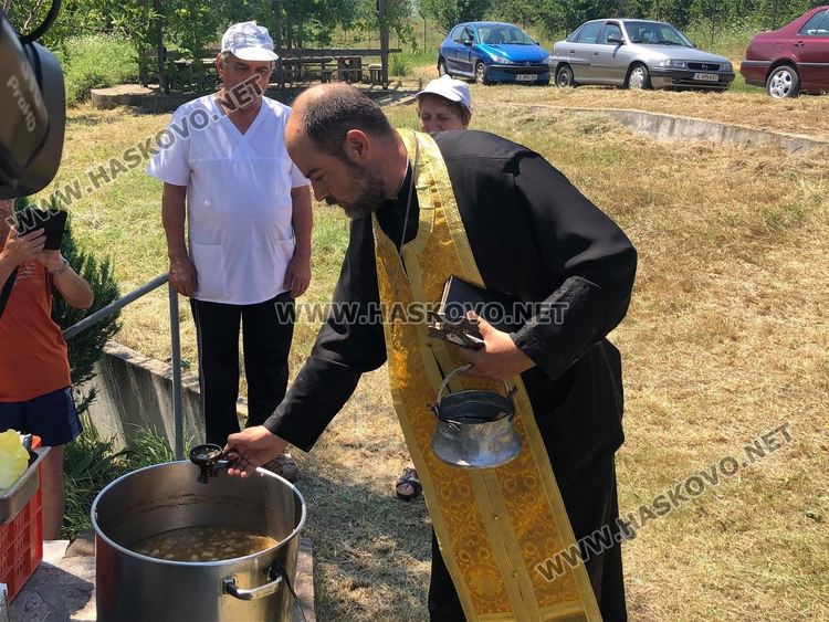 Тържествен водосвет и курбан на Петровден до параклиса край Конуш