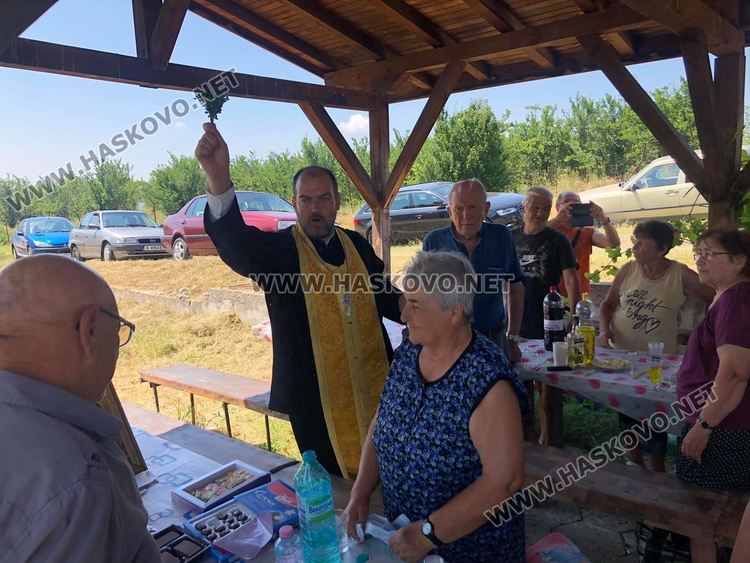 Тържествен водосвет и курбан на Петровден до параклиса край Конуш