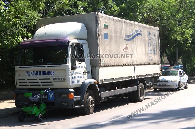 С опасност за живота е водачът на триколката, блъснал се челно в камион