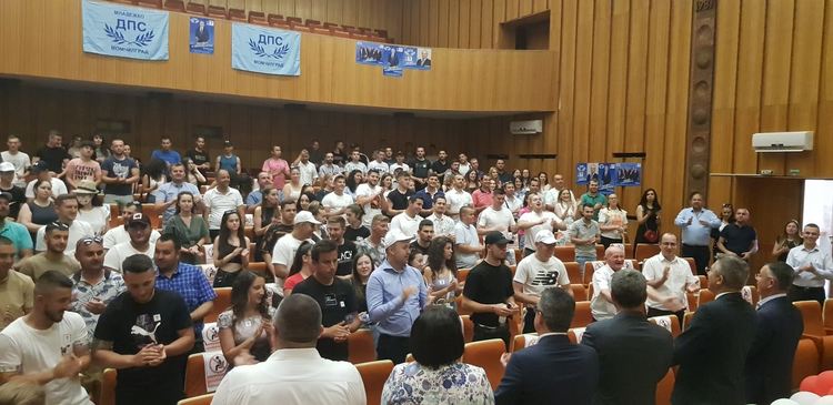 Мустафа Карадайъ се срещна с 400 младежи от региона