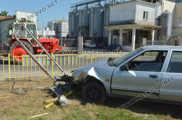 Хасковлия с Рено разби оградата на бензиностанция, Нисан изхвърча в канавка