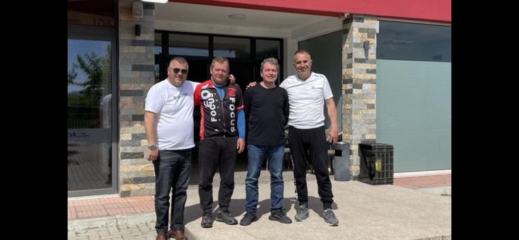 Със съмишленици