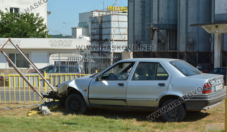 Хасковлия с Рено разби оградата на бензиностанция, Нисан изхвърча в канавка