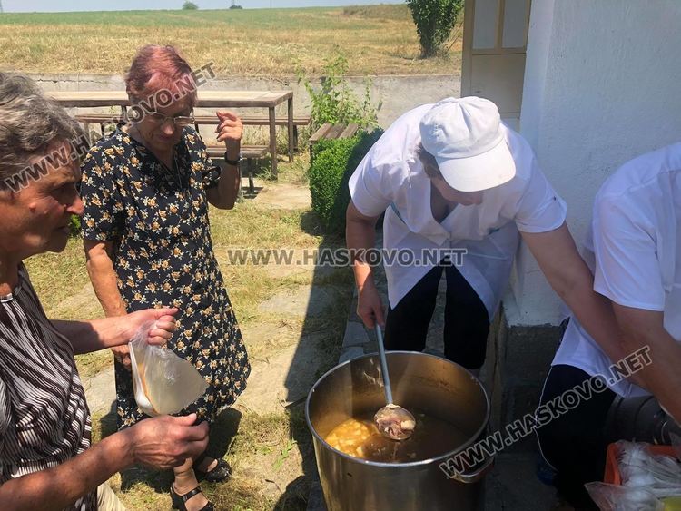 Тържествен водосвет и курбан на Петровден до параклиса край Конуш