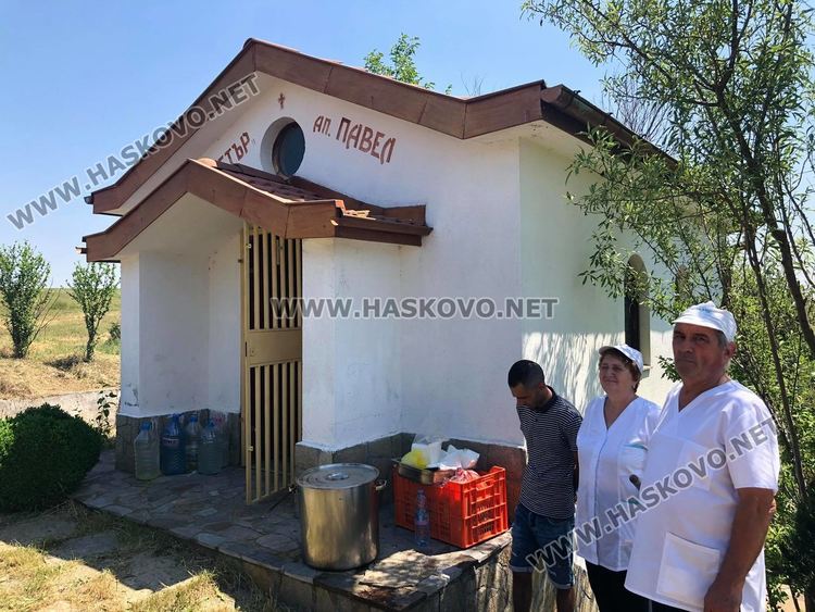 Тържествен водосвет и курбан на Петровден до параклиса край Конуш