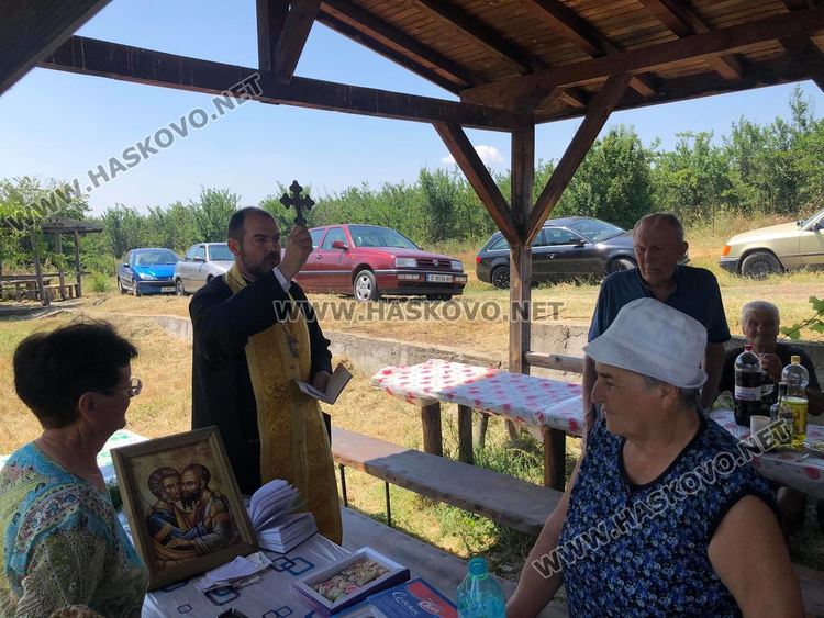 Тържествен водосвет и курбан на Петровден до параклиса край Конуш