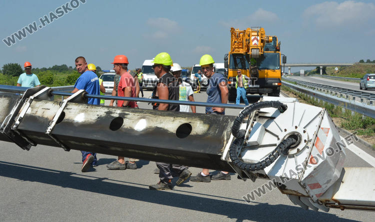 Обърната вишка затвори платното към Харманли на АМ ”Марица”