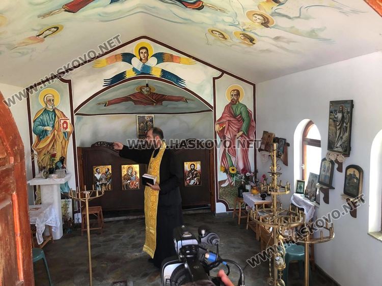 Тържествен водосвет и курбан на Петровден до параклиса край Конуш