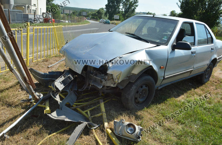 Хасковлия с Рено разби оградата на бензиностанция, Нисан изхвърча в канавка