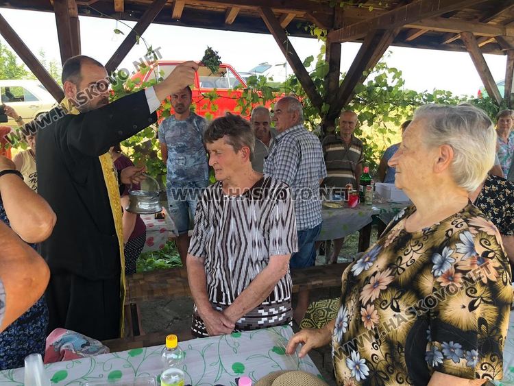 Тържествен водосвет и курбан на Петровден до параклиса край Конуш