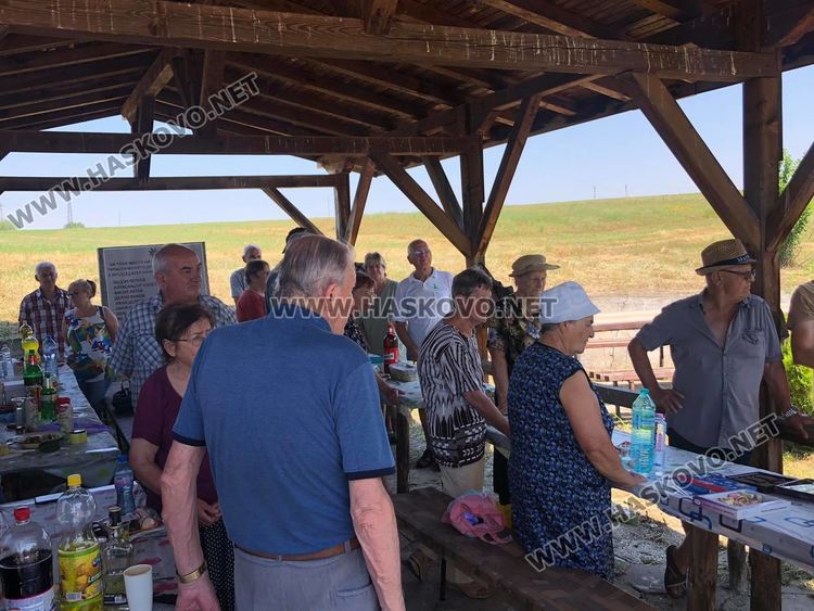 Тържествен водосвет и курбан на Петровден до параклиса край Конуш