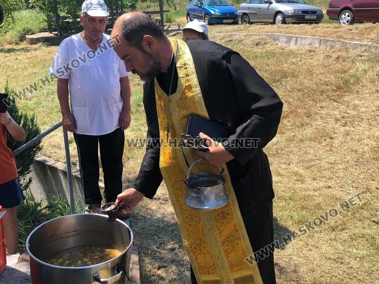 Тържествен водосвет и курбан на Петровден до параклиса край Конуш