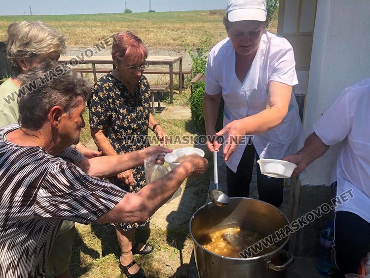 Тържествен водосвет и курбан на Петровден до параклиса край Конуш