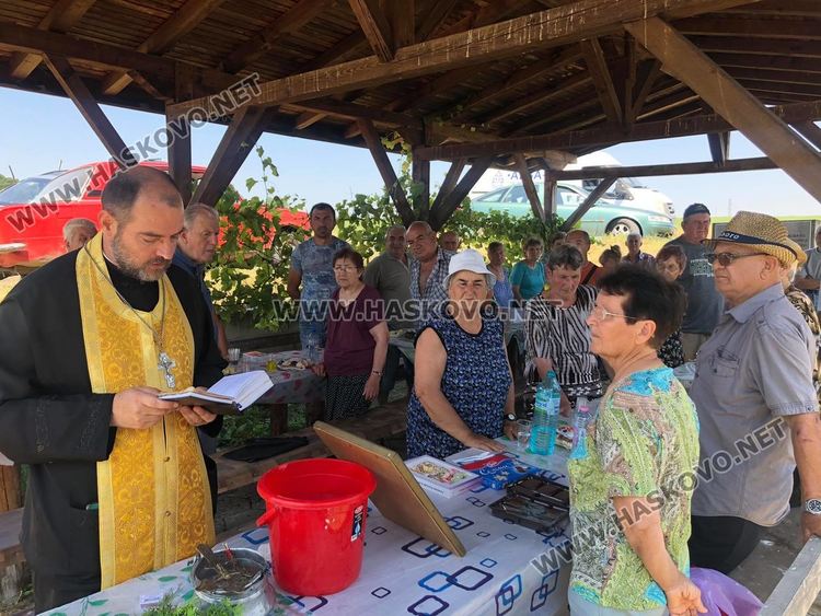 Тържествен водосвет и курбан на Петровден до параклиса край Конуш