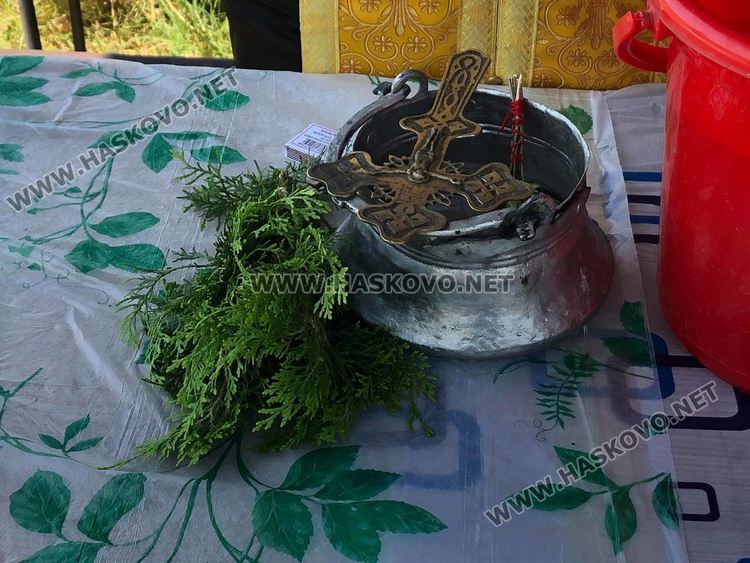 Тържествен водосвет и курбан на Петровден до параклиса край Конуш