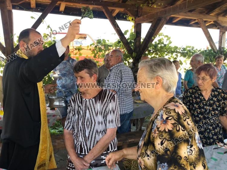 Тържествен водосвет и курбан на Петровден до параклиса край Конуш