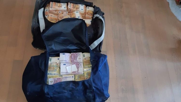 В Нидерландия иззеха близо 3 тона кокаин и милиони евро в брой във ферма