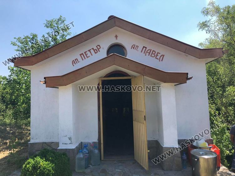 Тържествен водосвет и курбан на Петровден до параклиса край Конуш