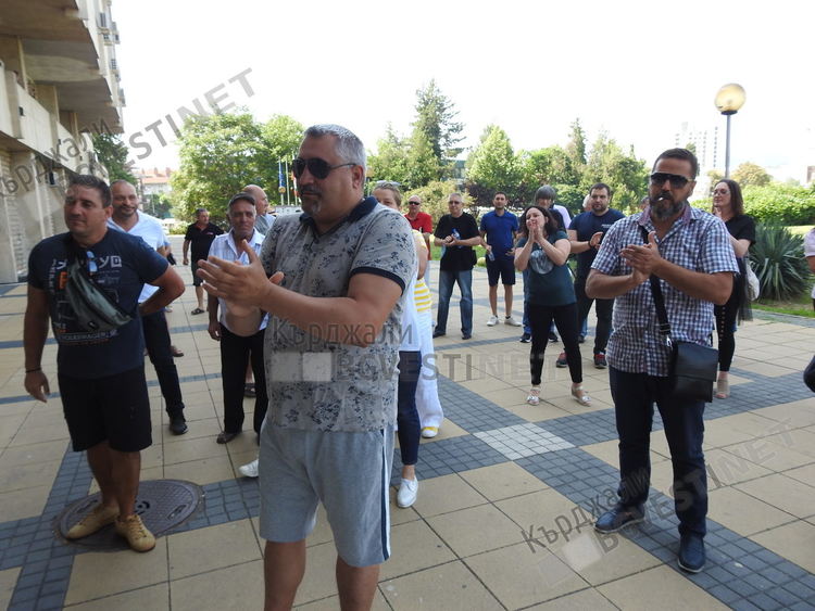 Аплодисменти за "погребението"