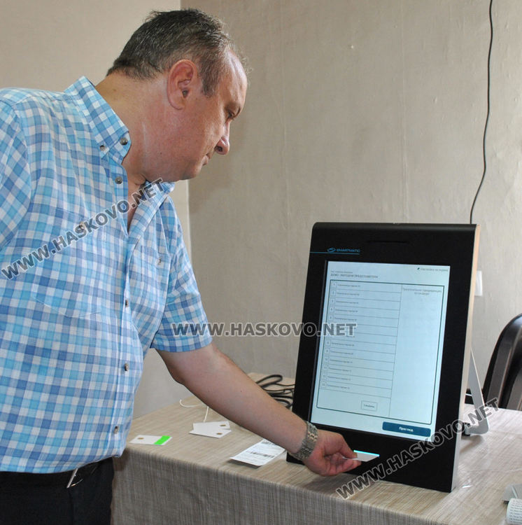 Вместо флашка, председатели на СИК отчитат пломби на машини пред РИК