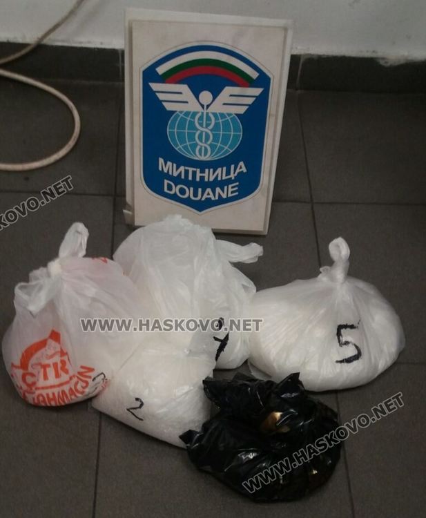 Митнически и гранични служители откриха 4.5 кг метамфетамин в шофьорската кабина на камион