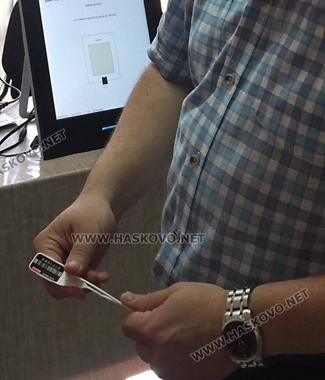 пломбите на слотовете, в които стоят флашките на на машините 