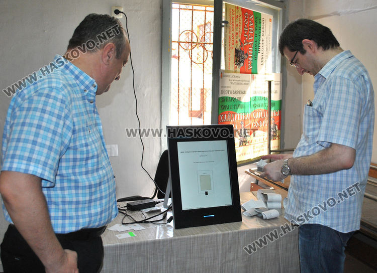 Вместо флашка, председатели на СИК отчитат пломби на машини пред РИК