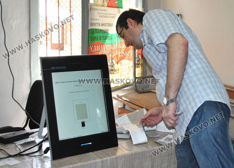 Вместо флашка, председатели на СИК отчитат пломби на машини пред РИК