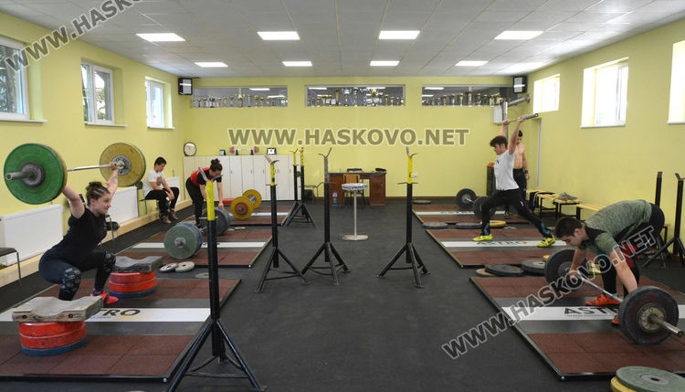 Хасковските шампиони по вдигане на тежести вече тренират в обновена зала 